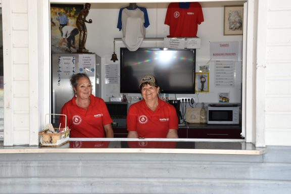 Nos deux plus beaux sourires derrière le bar Nos deux plus beaux sourires derrière le bar